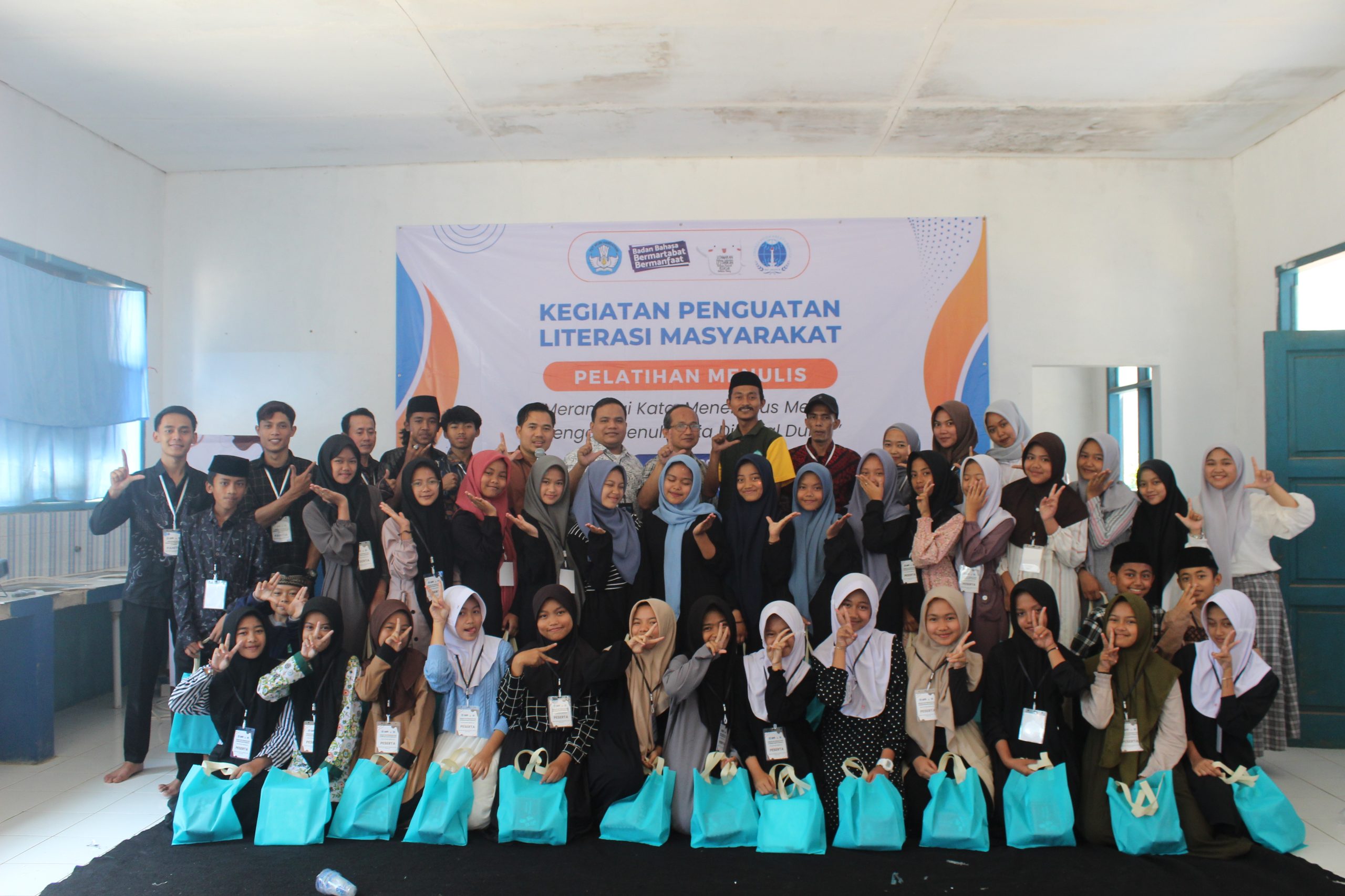 PELATIHAN MENULIS